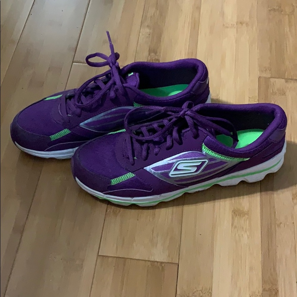 Tennis shoes.